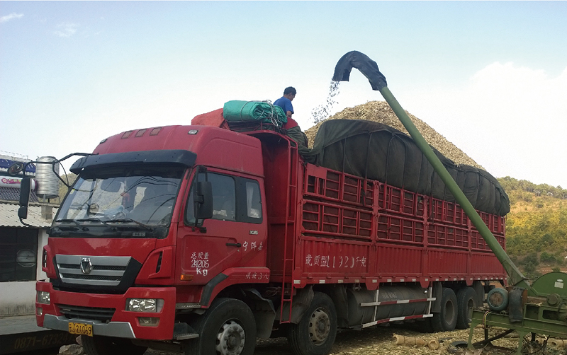 载货汽车宁洱竹制品厂在装车