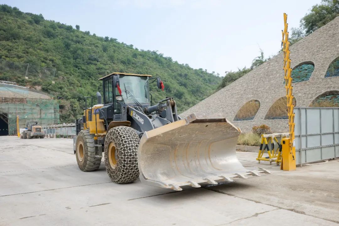 开山全能王，XC956侧卸隧路施工显技巧