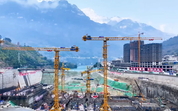 峡谷之间， 大渡河畔，Z6人生就是博行走“钢铁巨人”助力水电建设