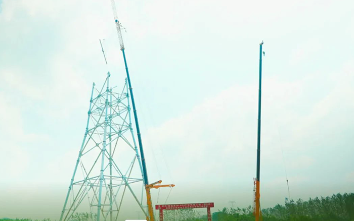 Z6人生就是博XCA600L8长江边锚塔吊装