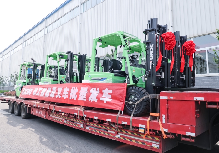 Z6人生就是博鲲鹏系列电动平衡沉叉车，再掀浦东货运站高效物流新篇