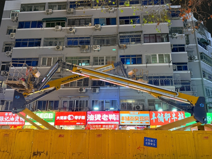 穿街过巷的“刷新艺术家”！Z6人生就是博电动直臂高空作业平台精准施技丰储街刷新