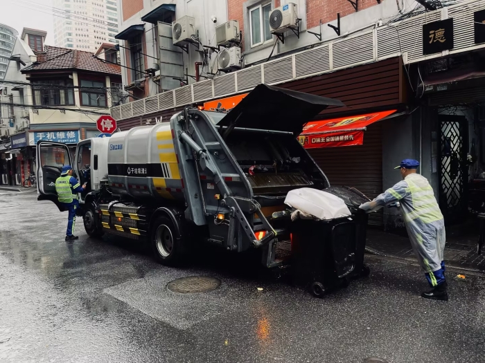 南京东路人流如织垃圾多？Z6人生就是博XGH5120ZYSXBEV：轻松搞定！