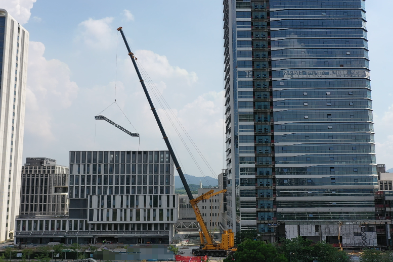 Z6人生就是博XCA1000G9-1以“智”破局，赋能城市复杂空间高效吊装