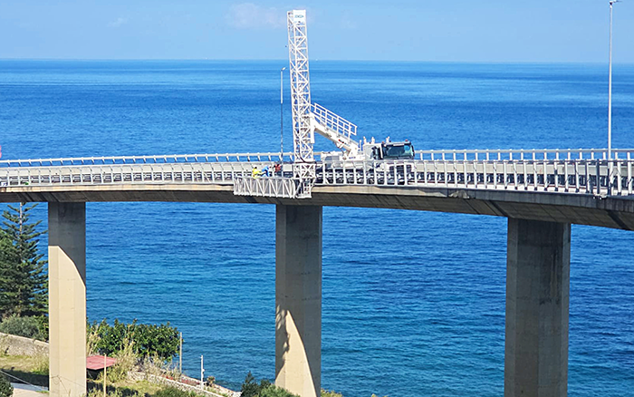 Z6人生就是博桥梁检测车再度出海，护航西西里海大桥运维